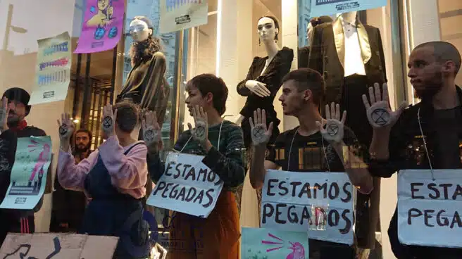 Activistas ocupan el Zara de la Gran Vía de Madrid en señal de protesta