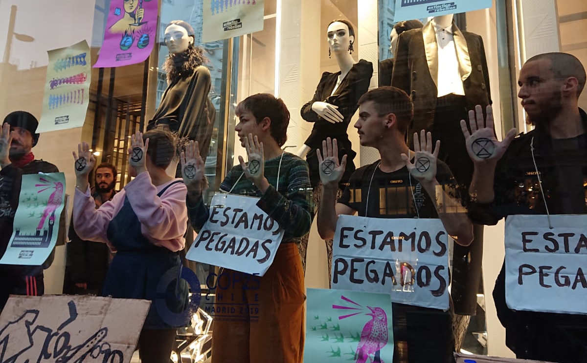 Activistas ocupan el Zara de la Gran Vía de Madrid en señal de protesta