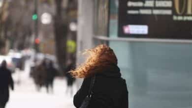 Las temperaturas suben hoy y 15 provincias continúan en riesgo por viento y olas