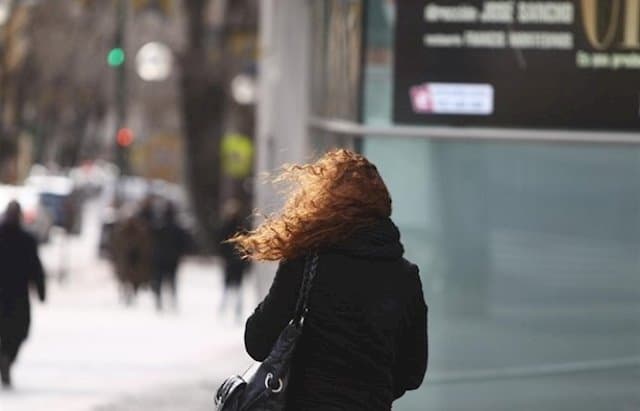 Las temperaturas suben hoy y 15 provincias continúan en riesgo por viento y olas