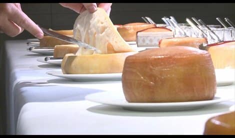 La Torta del Casar, protagonista de la tabla de quesos perfecta para esta Navidad