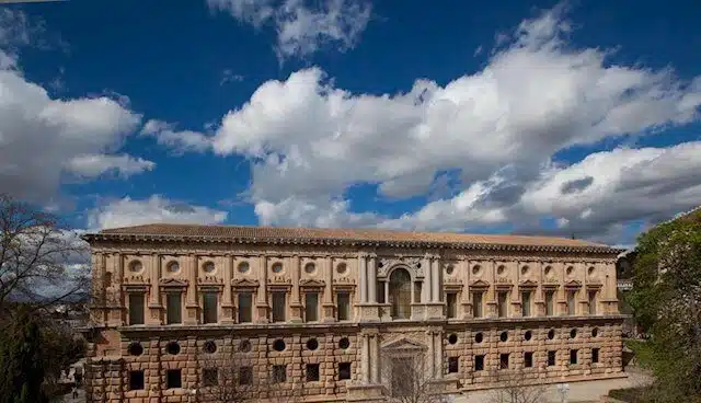 La Alhambra organiza visitas gratuitas a una exposición en el Palacio de Carlos V