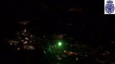 Identifican a un hombre acusado de deslumbrar con un puntero láser a aviones