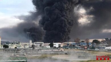 Activan el plan de emergencias químicas por un gran incendio en una planta de reciclaje