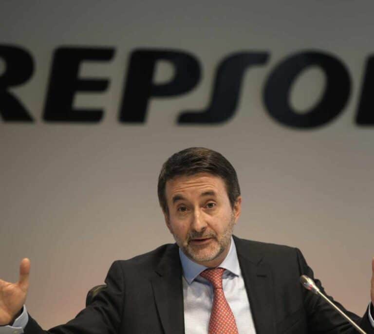 Imaz (Repsol) entra al cuerpo a cuerpo con Galán (Iberdrola): "Nosotros no dependemos del BOE"