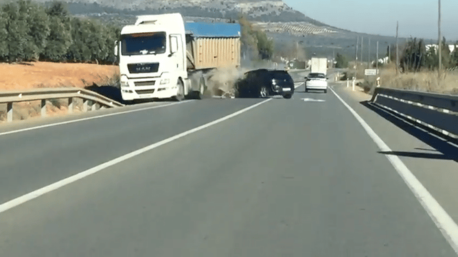 Un conductor drogado colisiona con un camión en Antequera (Málaga)