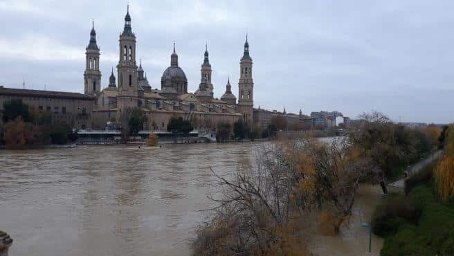 El caudal del Ebro supera en la capital aragonesa los 4 metros de altura