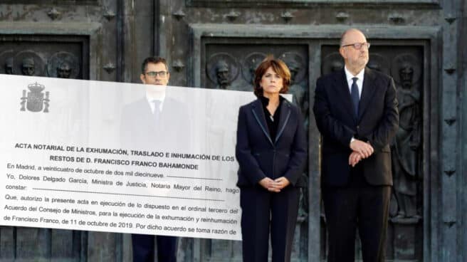 Los operarios de la funeraria tardaron 63 minutos en extraer los restos de Franco Dolores Delgado, flanqueada por Félix Bolaños y Antonio J. Hidalgo, el pasado 24 de octubre a las puertas de la basílica del Valle de los Caídos.