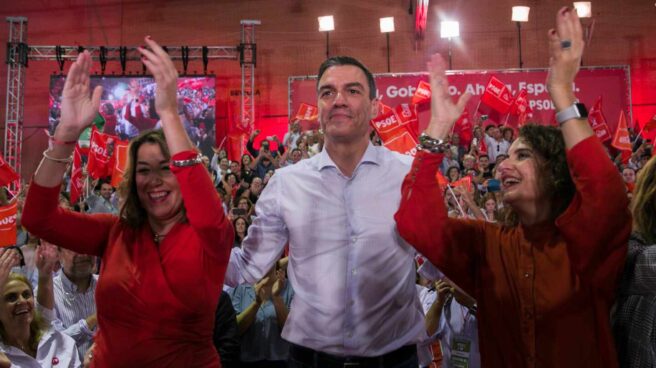 Pedro Sánchez, flanqueado por Susana Díaz y María Jesús Montero en un acto de la última campaña electoral.