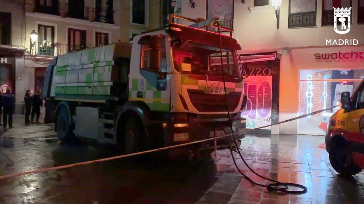 Muere un hombre al ser atropellado por un camión de la limpieza en Madrid