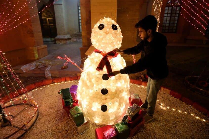Un niño prepara un muñeco navideño en la ciudad pakistaní de Peshawar. Pakistán es un país de mayoría suní, pero en el que la población cristiana se vuelca en las fiestas de Navidad.