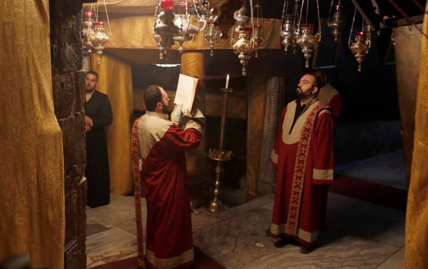 Clérigos armenios celebran un oficio religioso en la Iglesia de la Natividad en Belén, lugar de nacimiento de Jesucristo según la Biblia.