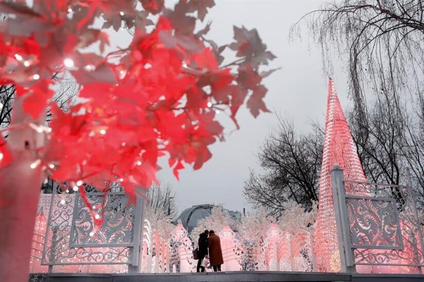Una pareja camina por el parque Sokolniki de Moscú, decorado especialmente para Navidad y las celebraciones de fin de año.