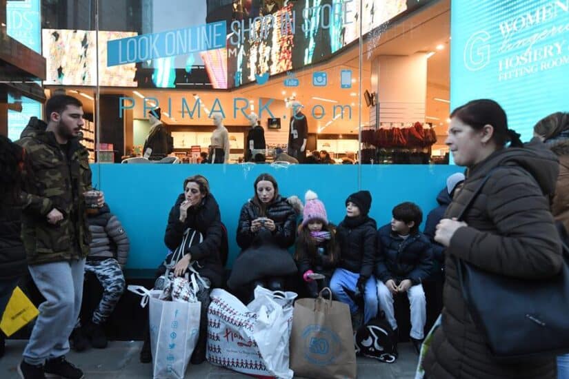 Colas y esperas durante las compras navideñas en una tienda de Primark en el centro de Londres, Reino Unido.