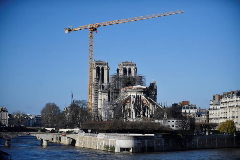 La catedral de Notre-Dame en París, en plenos trabajos de reconstrucción tras el devastador incendio sufrido en 2019, no acogerá su tradicional misa de Navidad por primera vez en siglos.