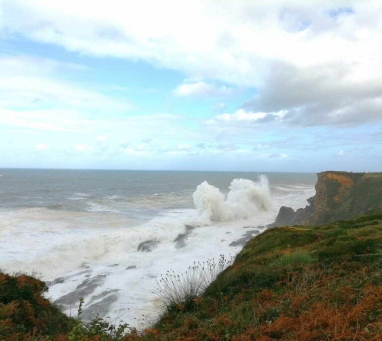 Alerta naranja en Galicia por olas de siete metros en A Coruña y Lugo