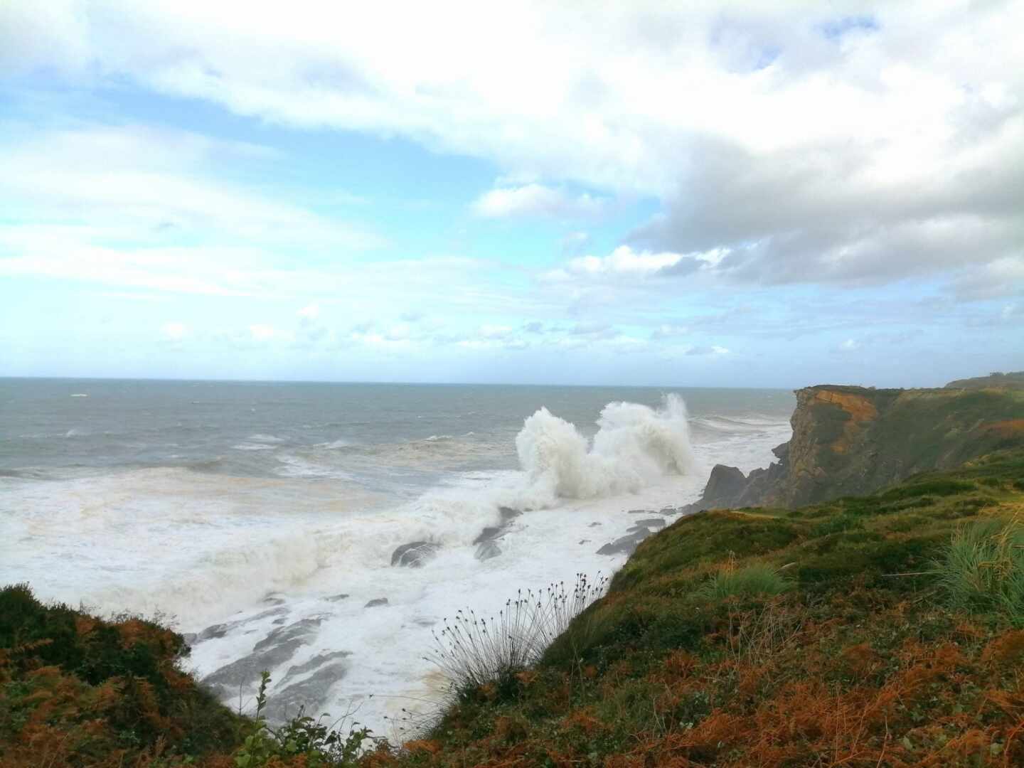 Alerta naranja en Galicia por olas de siete metros en A Coruña y Lugo