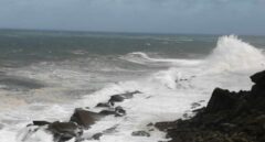 El tiempo: Activada la alerta roja en Cantabria por olas de nueve metros