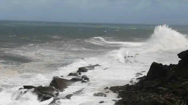 El riesgo por fuertes olas de 4 a 5 metros afectará hoy a Cantabria, País Vasco y Gerona