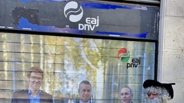 Un 'olentzero' le regala carbón al PNV: "El partido más corrupto de Euskadi"