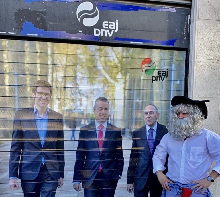 Un 'olentzero' le regala carbón al PNV: "El partido más corrupto de Euskadi"