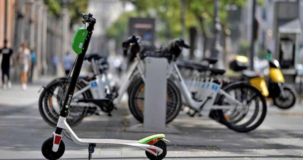 Almeida deja a la periferia de Madrid sin gran parte de sus patinetes eléctricos