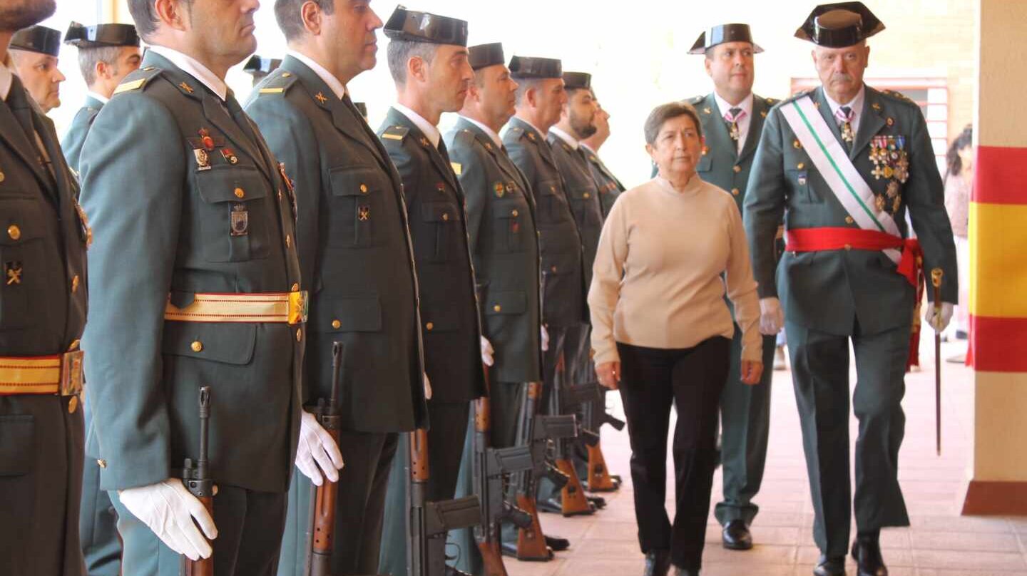 El general Pedro Garrido acompaña a la delegada del Gobierno en Cataluña, Teresa Cunillera, en un acto de la Guardia Civil.
