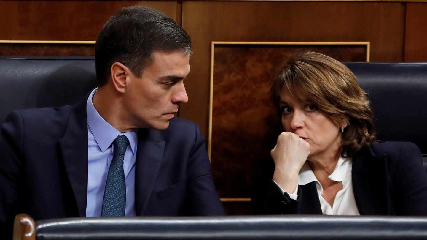 Pedro Sánchez, junto a la ministra de Justicia en funciones, Dolores Delgado, en el Congreso de los Diputados.