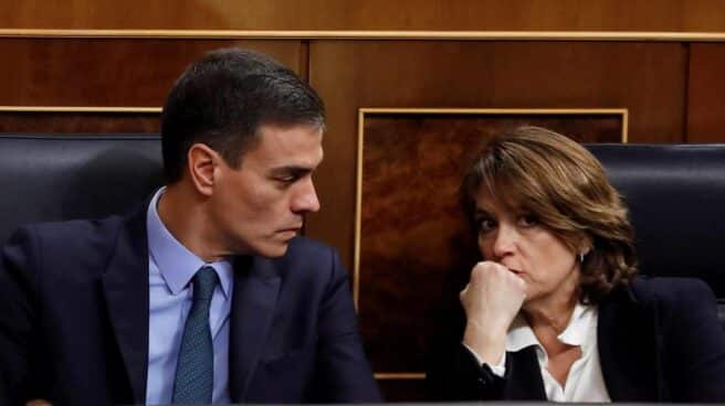 Pedro Sánchez, junto a la ministra de Justicia en funciones, Dolores Delgado, en el Congreso de los Diputados.