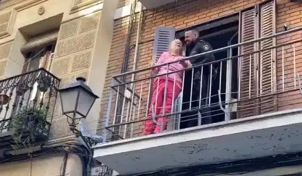 "¡Ya me han salvado!": el emocionante vídeo del rescate a una anciana en un balcón de Madrid
