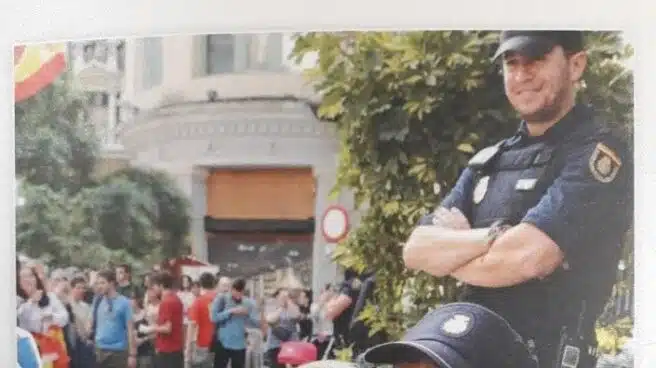 La Policía homenajea a los agentes en Cataluña con su felicitación de Navidad