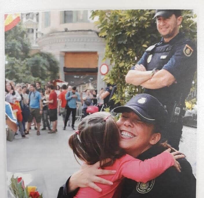 La Policía homenajea a los agentes en Cataluña con su felicitación de Navidad