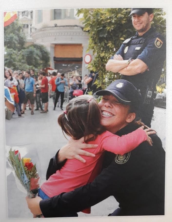 La Policía homenajea a los agentes en Cataluña con su felicitación de Navidad