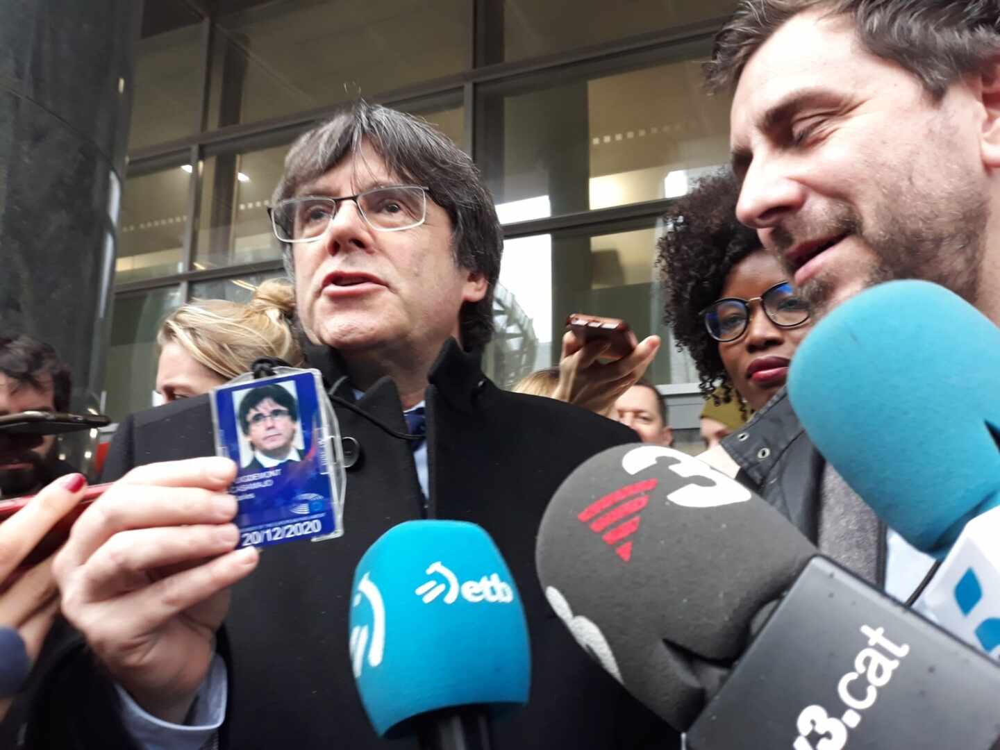 Puigdemont recoge la acreditación provisional del Parlamento Europeo