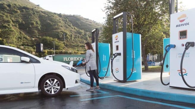 repsol coche eléctrico Puntos de recarga eléctrica en una estación de servicio de Repsol.