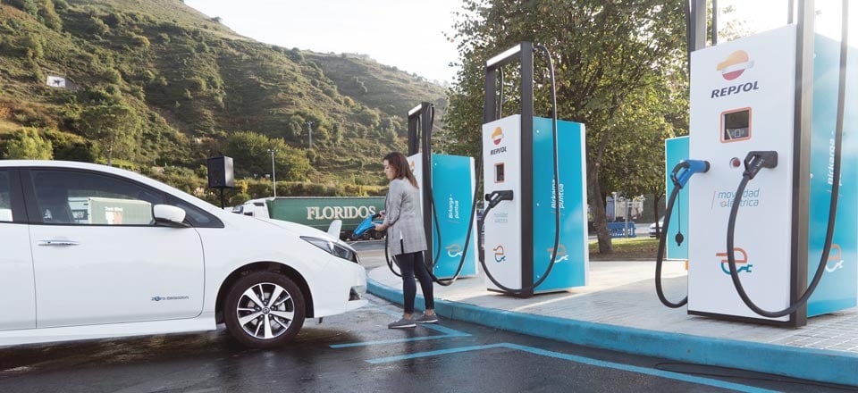 Puntos de recarga eléctrica en una estación de servicio de Repsol.