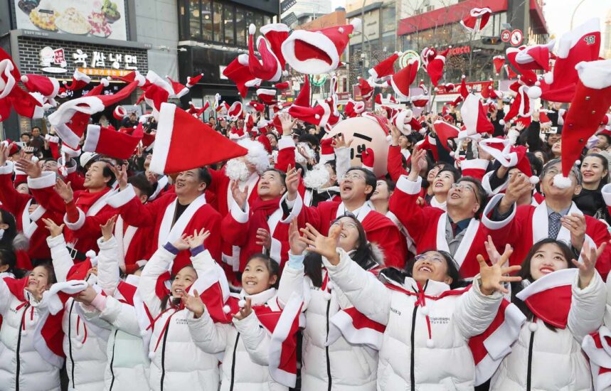 Decenas de niños y adultos lanzan al aire sus gorros de Santa Claus para celebrar la Navidad y el inicio de programas de voluntariado para los más necesitados en Corea del Sur.