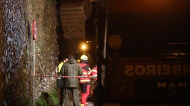 Muere un hombre al caerle encima en Santiago un muro que derrumbó el temporal