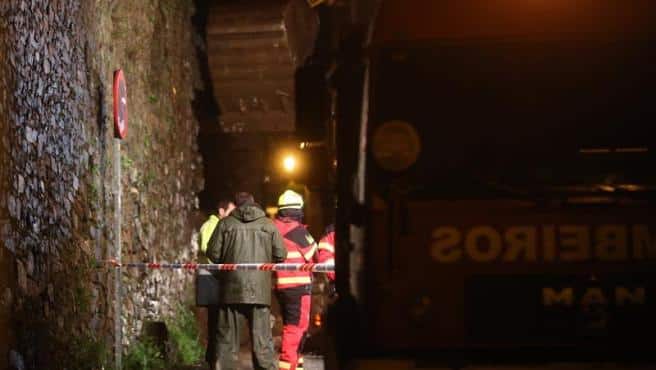 Muere un hombre al caerle encima en Santiago un muro que derrumbó el temporal