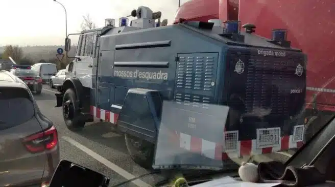 La tanqueta de agua de los Mossos, preparada para actuar en caso de disturbios por el 'clásico'