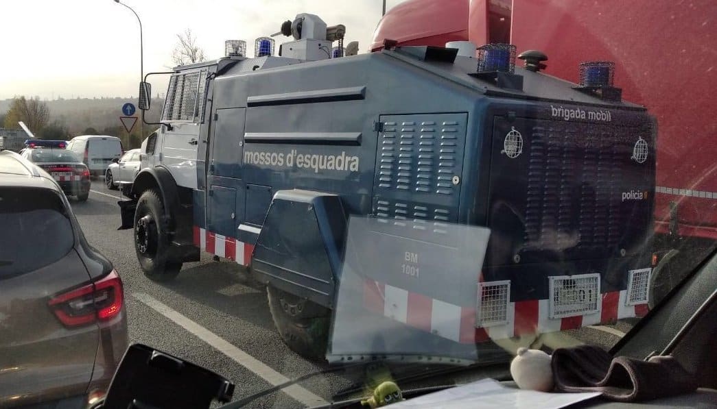 La tanqueta de agua de los Mossos, preparada para actuar en caso de disturbios por el 'clásico'