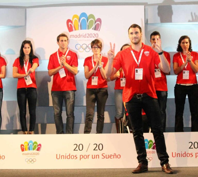 Un internacional español estalla contra Xavi Hernández: "Hazte un favor y deja de hacer el ridículo"