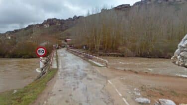 Un puente medieval se derrumba sobre el Pisuerga por el temporal