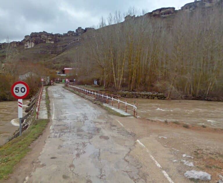 Un puente medieval se derrumba sobre el Pisuerga por el temporal