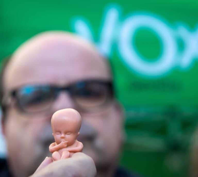 Vox reparte muñecos de fetos en un acto en Sevilla contra el aborto