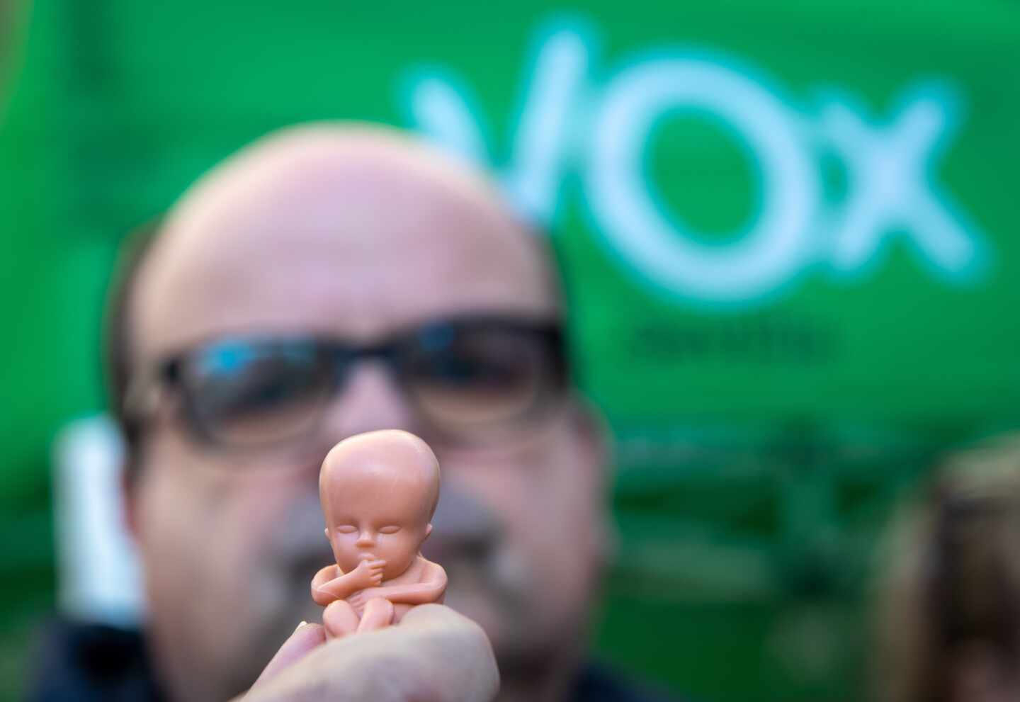 Vox reparte muñecos de fetos en un acto en Sevilla contra el aborto