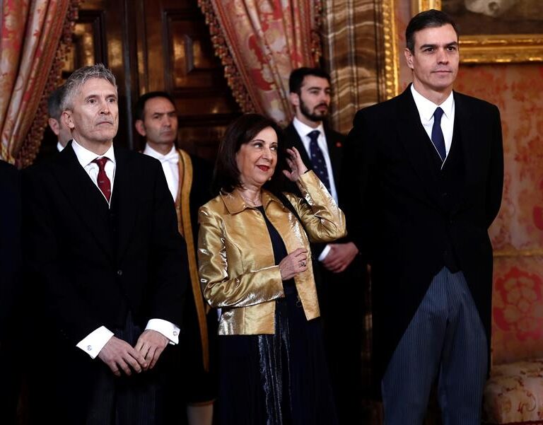 Robles muestra su apoyo a la Guardia Civil: "Todos los españoles la admiramos y la respetamos"