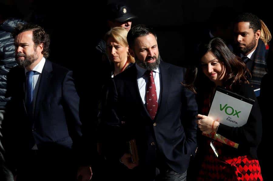 Abascal no coge el teléfono a Sánchez, al que sí respaldan Casado y Arrimadas