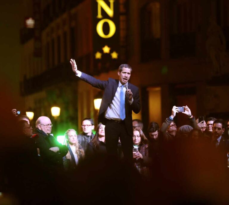 Guaidó, ante miles de personas en la Puerta del Sol: "No van a poder con nosotros"
