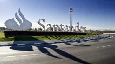 Banco Santander envía a más de 8.000 empleados a teletrabajar y BBVA cierra parte de 'La Vela'